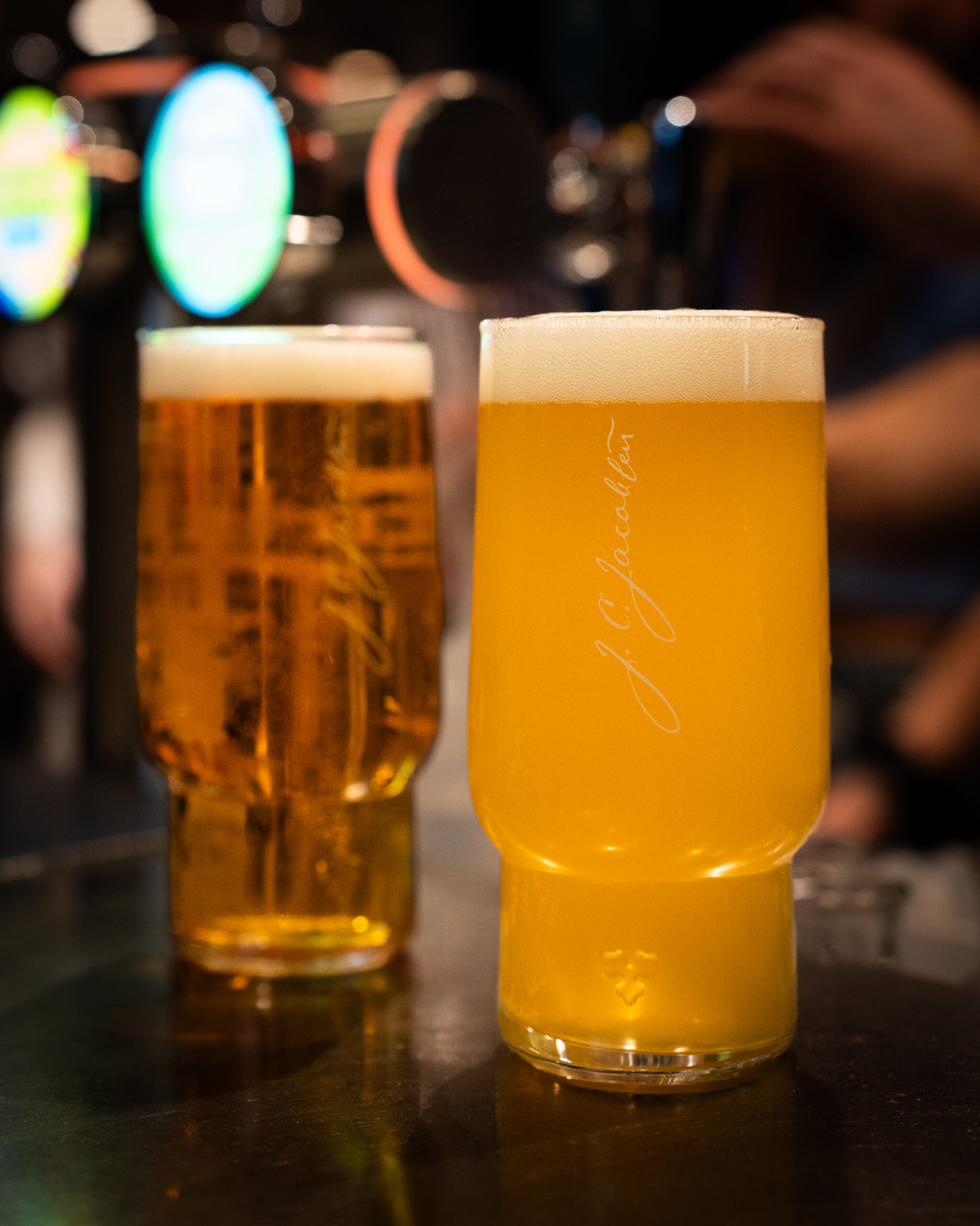 Deux bières fraîches tirées au bar