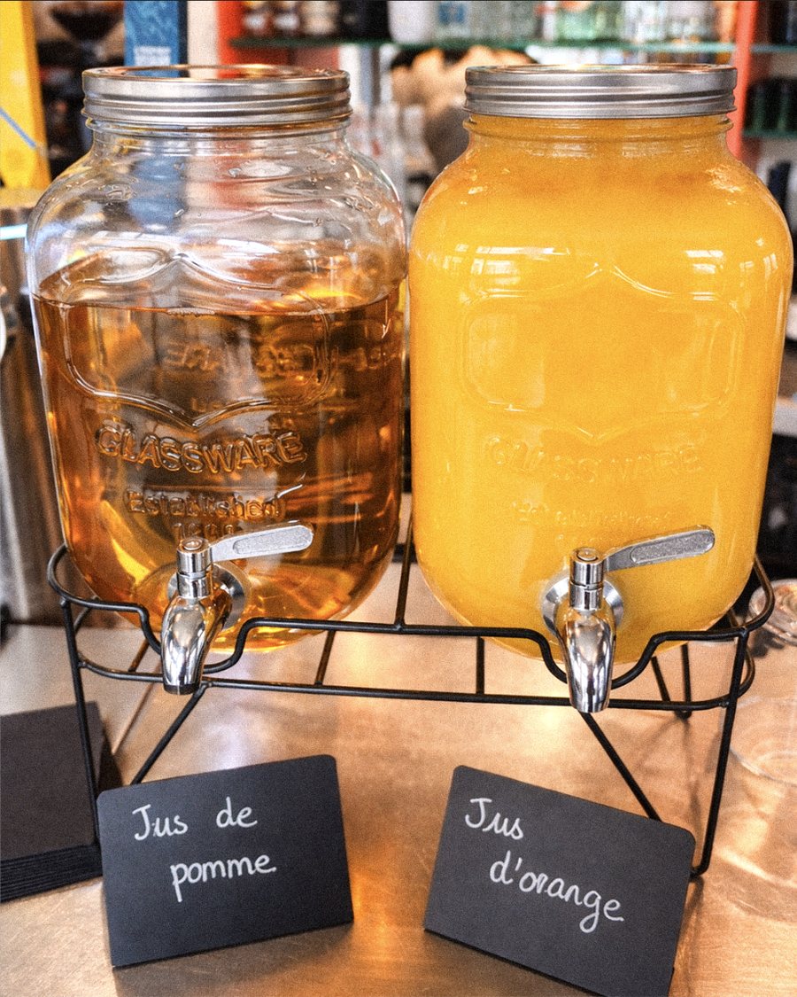 Jus de pomme et jus d'orange frais au brunch